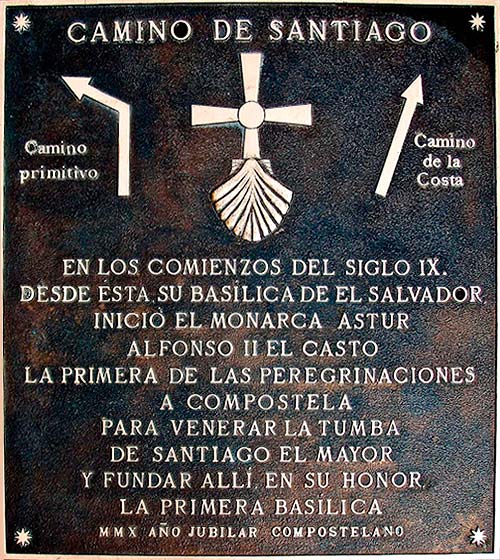 Placa de bronce que marca el comienzo del Camino de Santiago