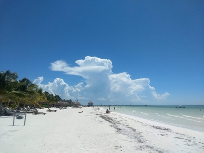 Isla de Holbox a plena luz del día.