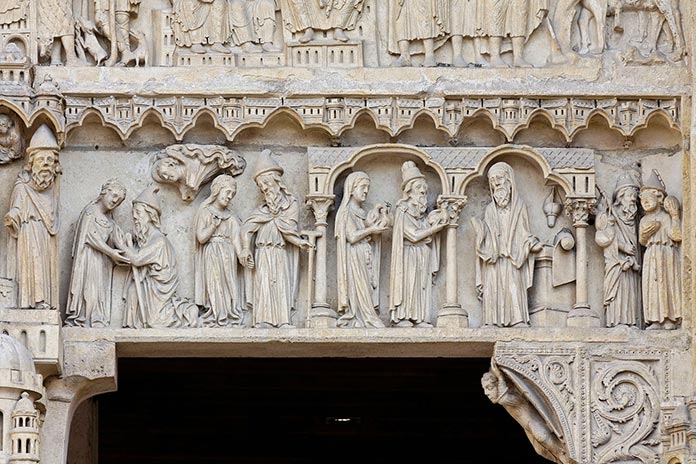 Portal Sainte-Anne de la fachada de la catedral Notre Dame de Paris