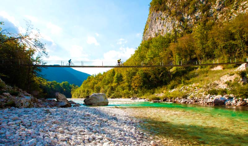 Puente colgante en el valle de Soča