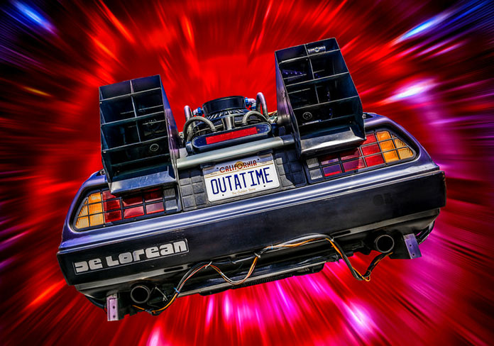 Parte trasera del DeLorean con la matrícula "OUTATIME"