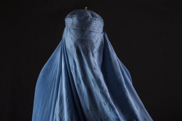 Papel de la mujer en la religión: Islam. Mujer utilizando un burka.