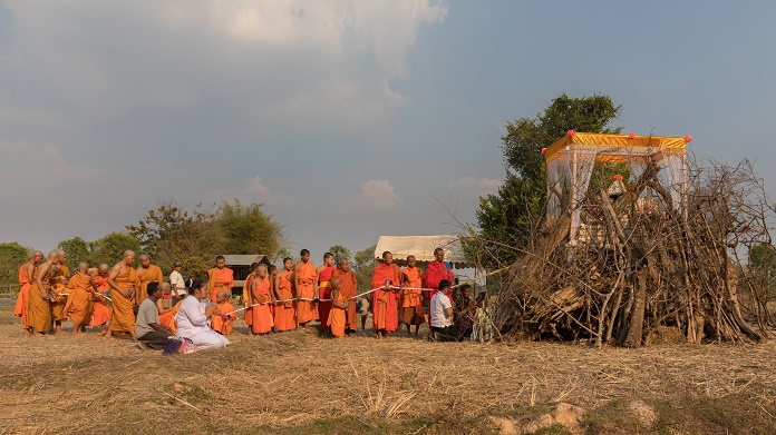 Monjes budistas en ritual funerario