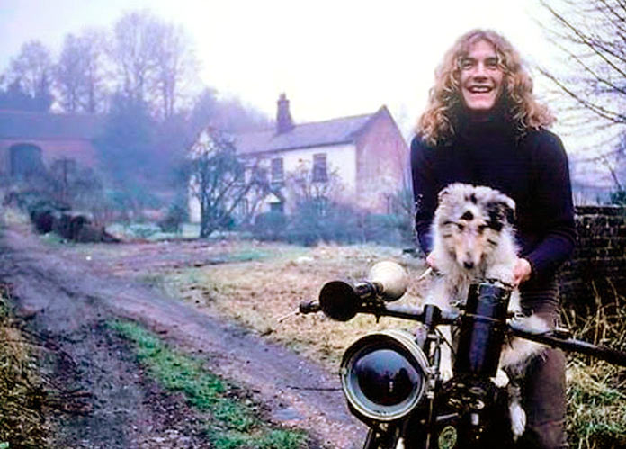 Robert Plant dando una vuelta en moto con su perro Strider