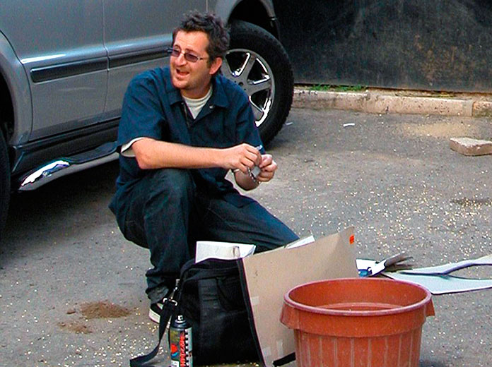 Robin Gunningham en la calle con sprays y plantillas para hacer grafitis