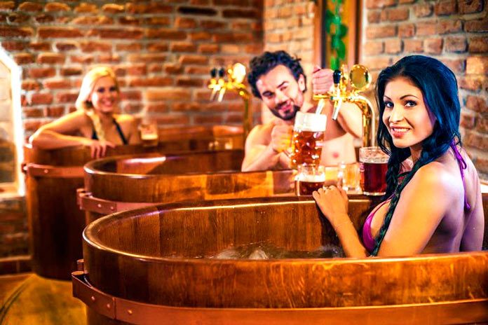 SPA de cerveza: los beneficios médicos y estéticos de bañarse en cerveza