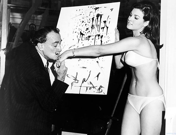 Salvador Dalí besa la mano de Raquel Welch tras acabar su famoso retrato de ella