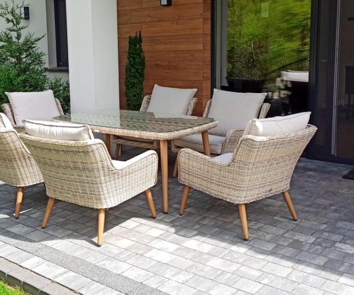 Set de mesa y sillas. Muebles de exterior para terraza y jardín