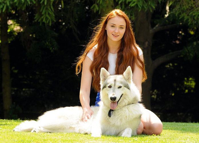 Sophie Turner y Direwolf Lady