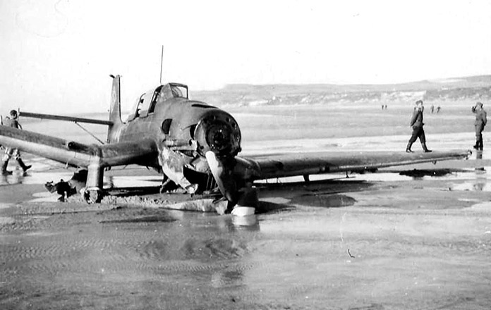 Un Stuka alemán derribado en la playa de Dunkerque en 1940.