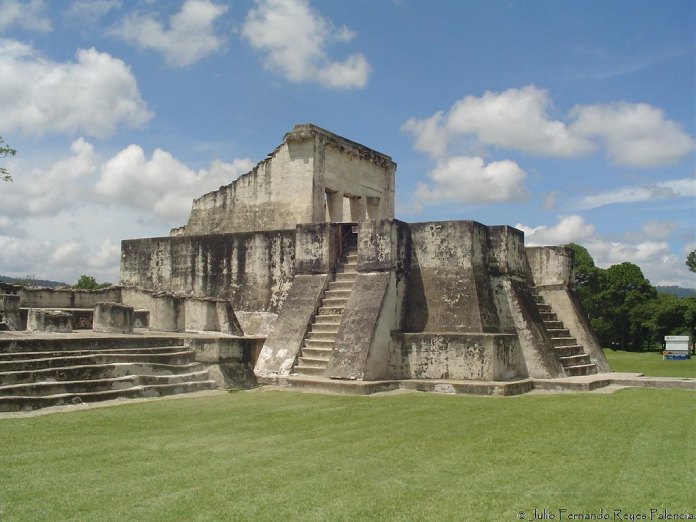 Templos Mayas. Zaculeu. Edificio número 4 de Zaculeu.