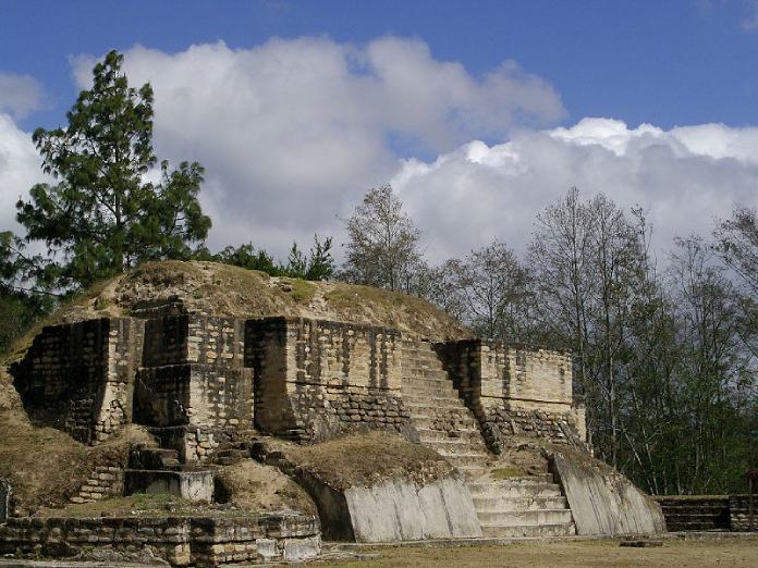 Templos mayas. Iximché. Templo de Iximché.