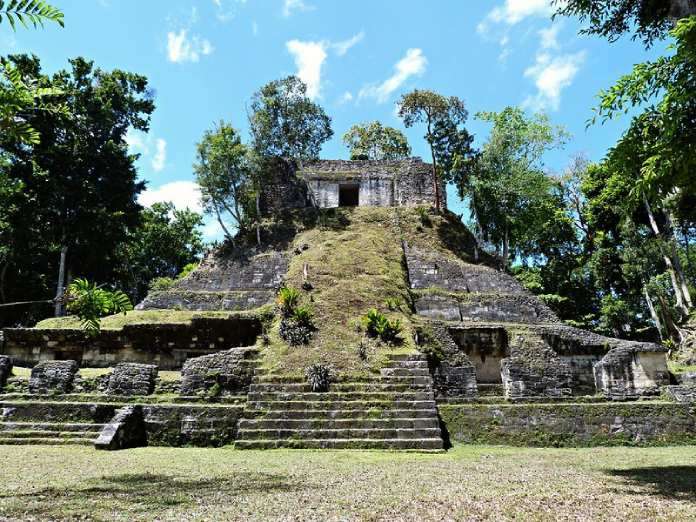 Templos mayas. Nakum. Templo en Nakum. Edifico E del sector Sur