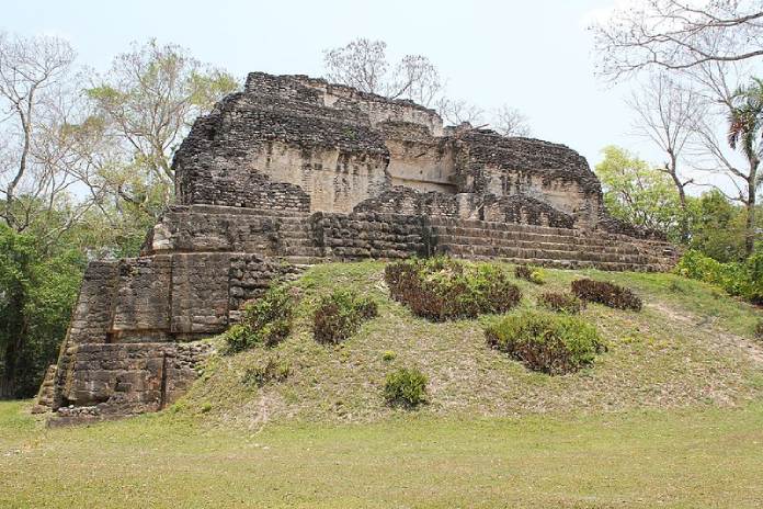 Templos mayas. Uaxactún. Templo A-18 de Uaxactún.