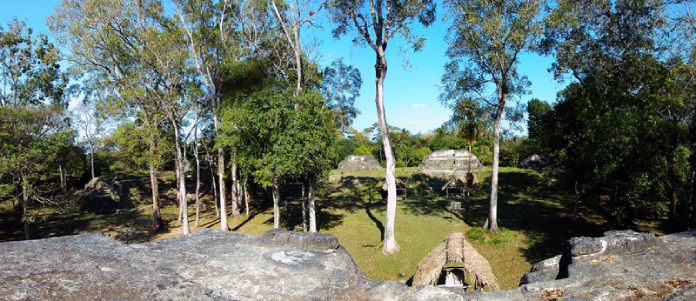 Templos mayas. Uaxactún. Vista de Uaxactún. Grupo E.