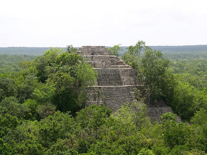 Templos mayas. Calakmul. Pirámides Adyacentes. 