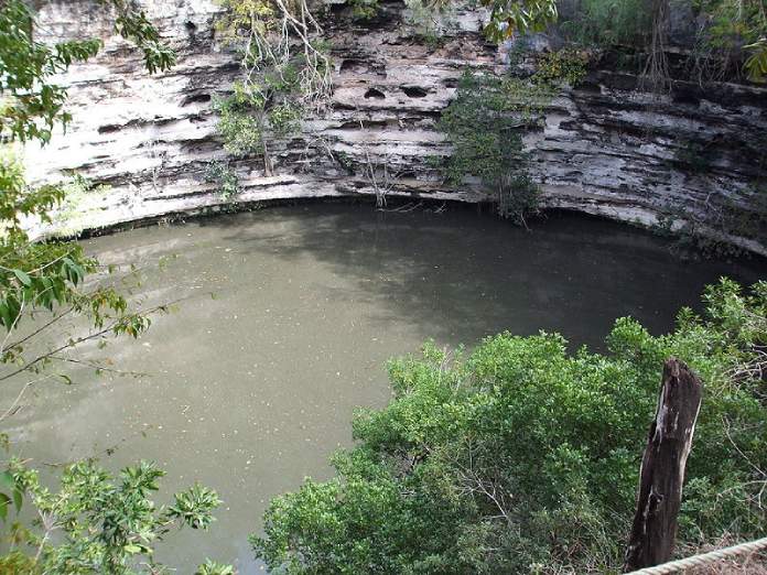 Templos mayas. Chichén Itzá. Pozo o cenote sagrado. 