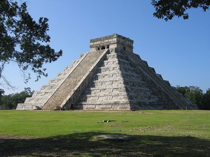 Templos mayas. Chichén Itzá. Templo de Kukulkan o Serpiente Emplumada. 