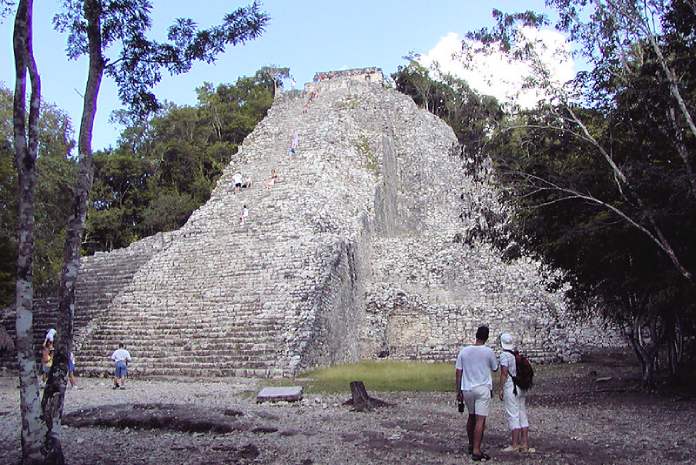 Templos mayas. Cobá. Pirámide Nohoch Mul. 