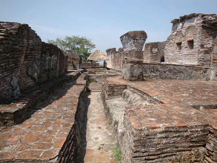 Templos mayas. Comalcalco. Vista de las ruinas de Comalcalco. 