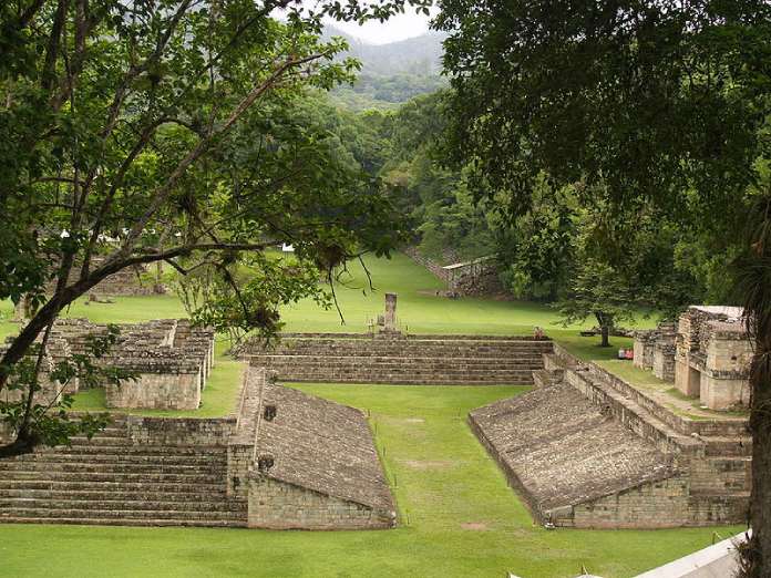 Templos mayas. Copán. Honduras. Cancha de juego de pelota. 