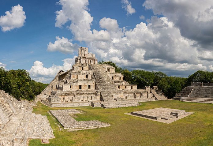 Templos mayas. Edzna. La Pirámide de los Cinco Pisos. 