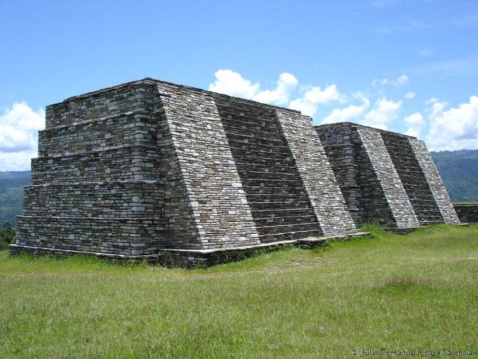 Templos mayas. Mixco Viejo. Pirámides gemelas de Mixco Viejo.