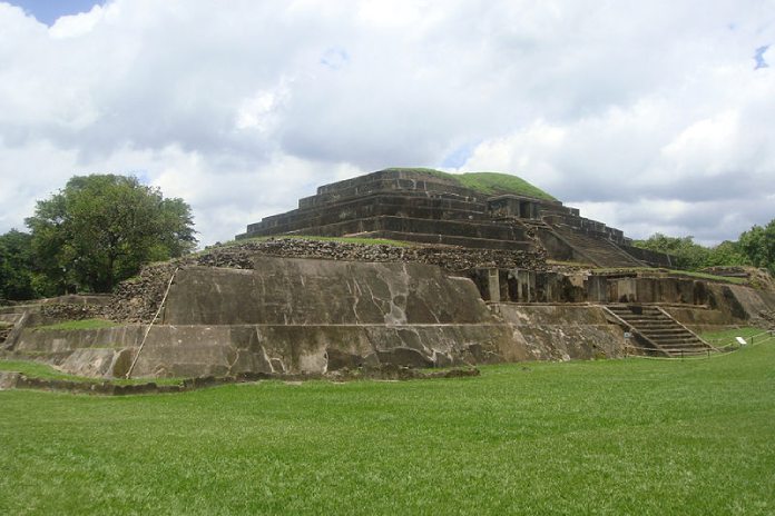 Templos mayas. Tazumal  Panorámica de Tazumal. 