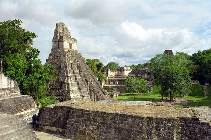 Templos Mayas. Tikal. Vista de Tikal donde se observa el Templo del Gran Jaguar.