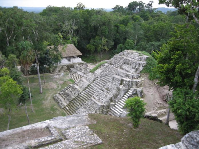 Templos mayas. Yaxhá. Tempro principal. 