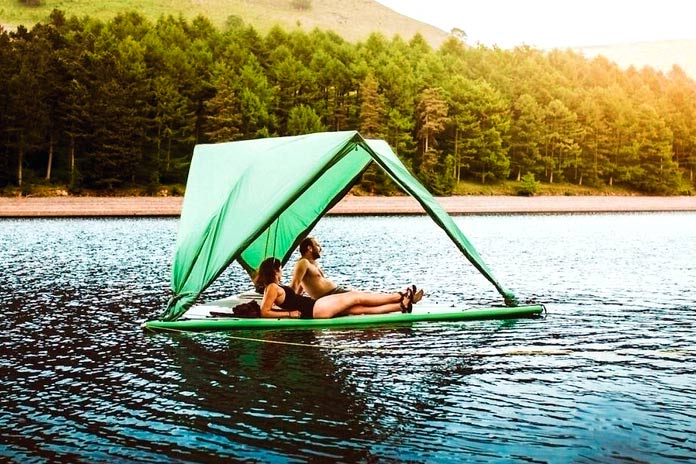 Tienda de campaña Tentsile Universe navegando sobre el agua