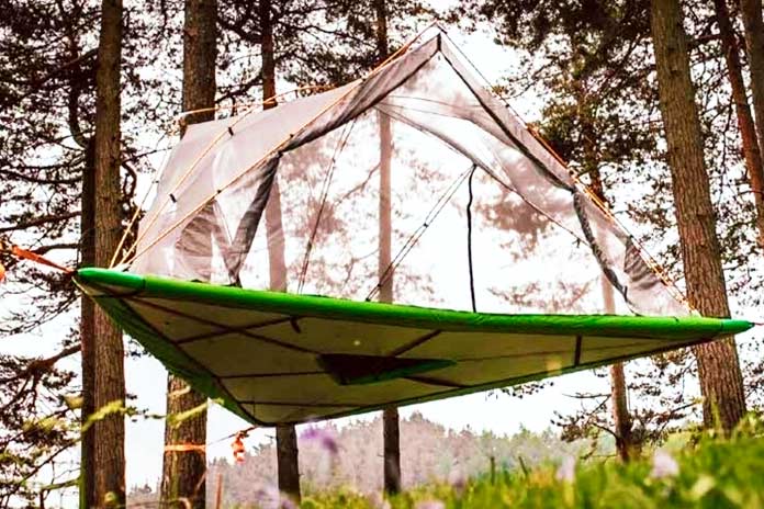 Tienda Tentsile suspendida en el aire entre árboles