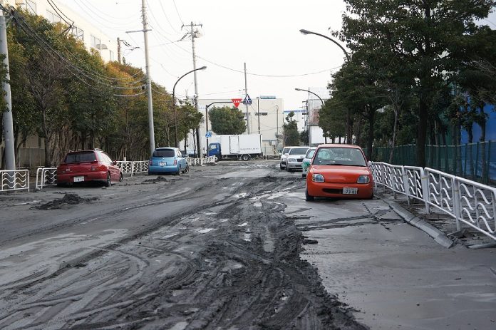 Terremoto Japón + Licuefacción de suelo en Shinibika después del terremoto