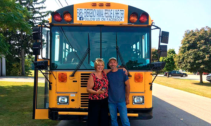 Tony Alsup frente a su autobus