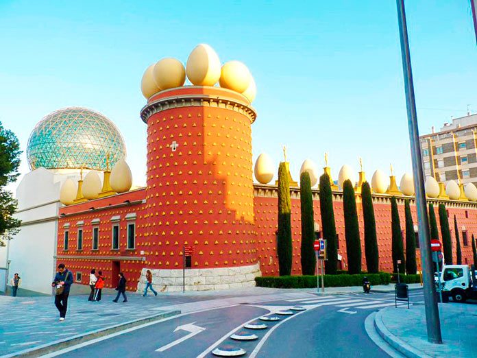 Torre Galatea, una joya del surrealismo en Figueras