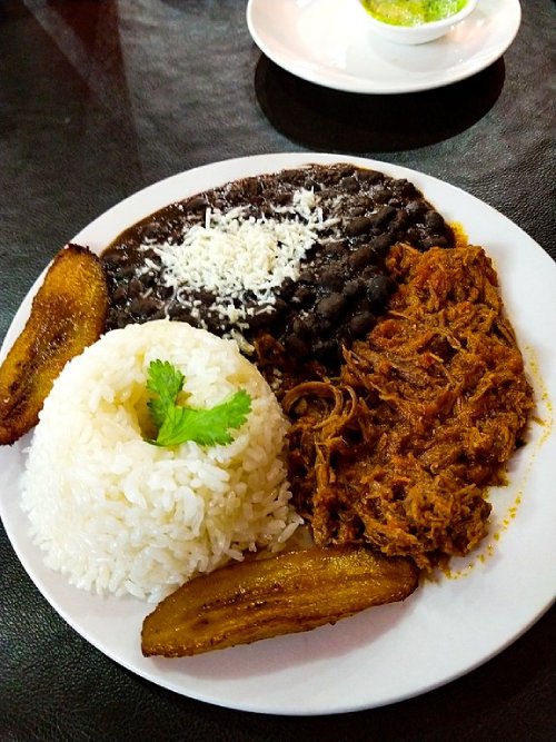 Tradiciones-Venezolanas-Pabellon-Criollo