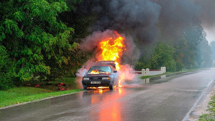 Coche en llamas