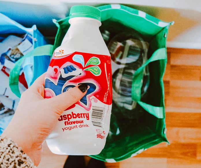 Persona separando la basura.