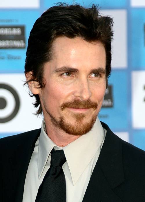 Christian Bale aparece durante una premiacón en 2009, sonriendo a las cámaras.