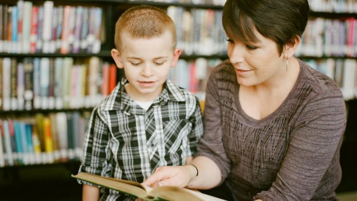 Niño leyendo