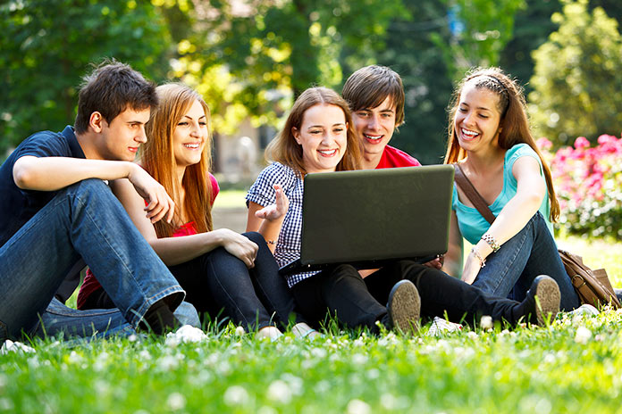 Grupo de adolescentes utilizando una laptop