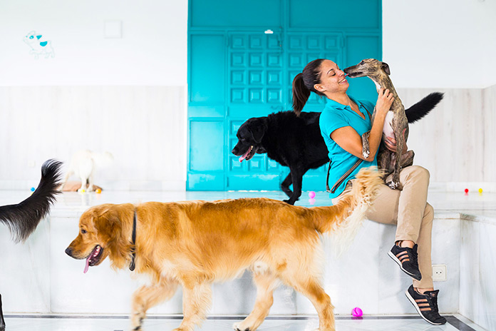 Mujer acariciando a un perro 