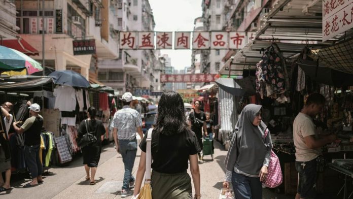 Mujer caminando por un mercado al aire libre