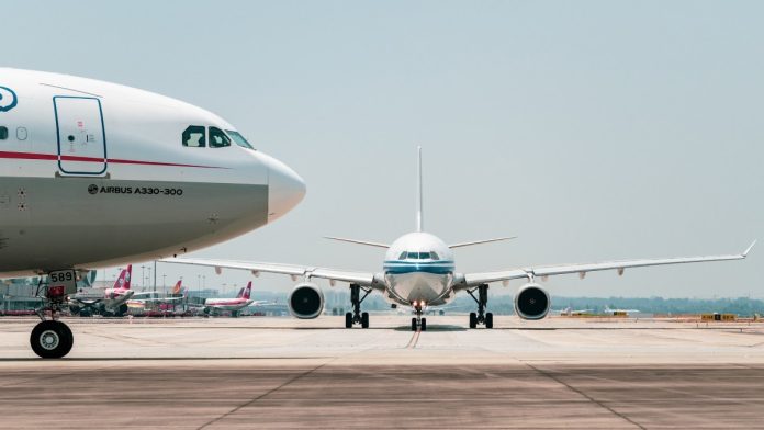 Aviones en la pista de aterrizaje