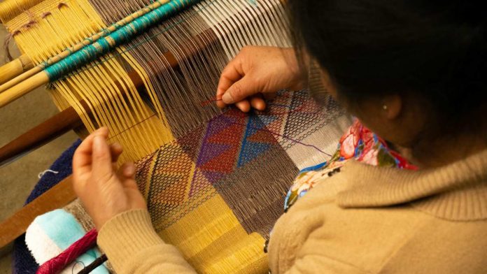 Mujer elaborando una artesanía
