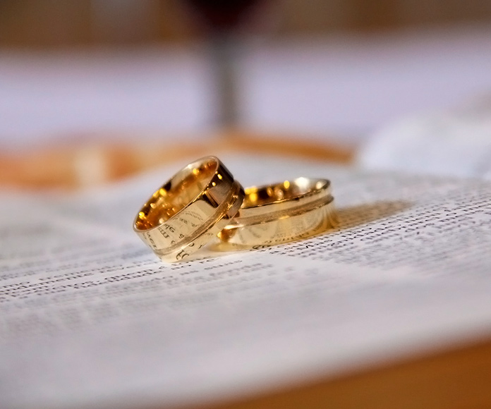 alianzas de boda sobre una Biblia