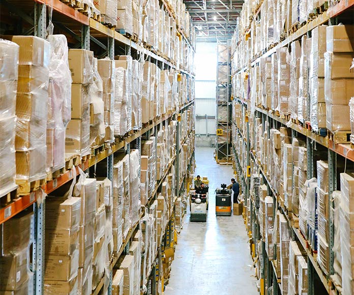 Nave industrial o almacén logístico con estanterías y cajas de embalaje