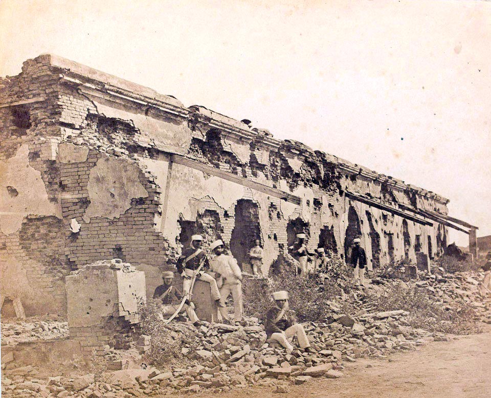 Fotografía de Felice Beato de las ruinas del atrincheramiento de General Wheeler en Cawnpore, marzo de 1858