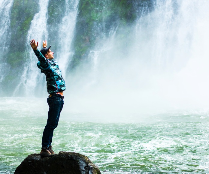 Persona en una cascada.