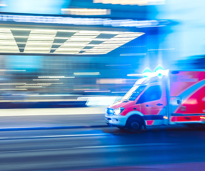 Ambulancia llegando a emergencias de un hospital